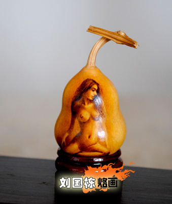 刘国栋烙画美女图案坐姿沐浴女美国手捻葫芦烫画天然葫芦工艺品