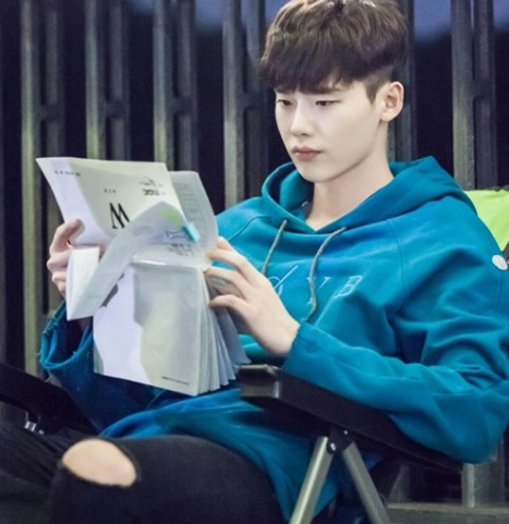 皮少女 韩国官网代购 16*初秋 w 两个世界李钟硕 字母连帽卫衣