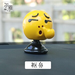 网红汽车摆件可爱卡通搞笑小黄人车内饰品创意摇头表情包弹簧公仔