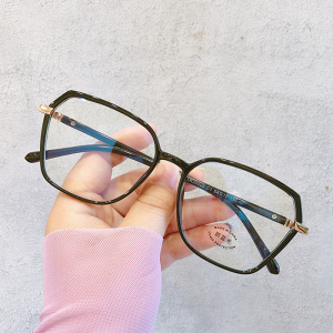 菱形眼镜框女圆脸