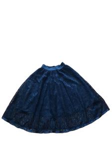 黑色蕾丝半身裙 长度70cm,腰是宽松紧的,后有拉链,蕾丝做