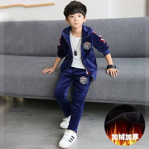 小男孩金丝绒套装