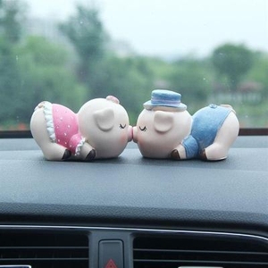 对吻猪创意汽车摆件一对情侣亲嘴猪可爱小猪公仔卡通猪汽车内饰品