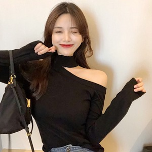斜肩露肩装女