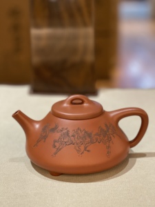 徐惠琴制壶 秋石紫砂刻绘 原矿红皮龙紫砂子冶石瓢壶《八骏图》