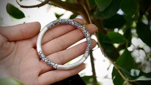 大理白族雪花银足银999手工四叶草雕花镶铜工艺圆棍圆条实心手镯