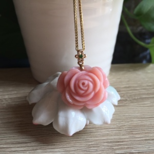 18k金镶福利款天然秘鲁进口原矿宝石粉欧泊粉澳宝立体玫瑰花吊坠