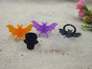 两款彩色小戒指 塑料夜光蝙蝠/骷髅头指环 万圣节道具儿童玩具