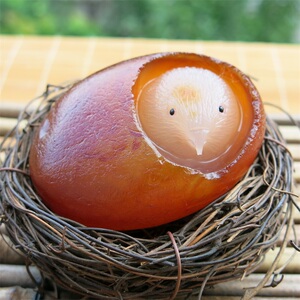 一鸣奇石马达加斯加天然玛瑙原石水冲籽料雕刻摆件手把玩小鸡出壳