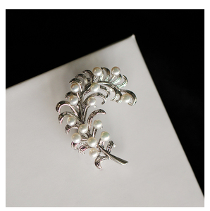 羽毛胸针女高档气质百搭胸花防走光扣小众设计ins潮毛衣配饰轻奢