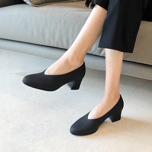 早号真皮奶奶鞋女粗跟黑色高跟鞋2022年春季女单鞋柔软舒适妈妈鞋