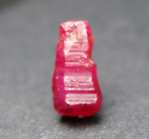 鸽血红宝石原石