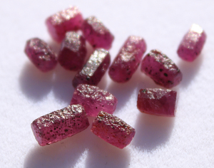 红宝石矿标 莫桑比克红宝石原石标本 58元/颗随机发 天然无烧 k14