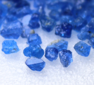 钴尖晶原石 钴蓝尖晶石矿标标本 18元/颗随机发 天然晶体猫矿 b01