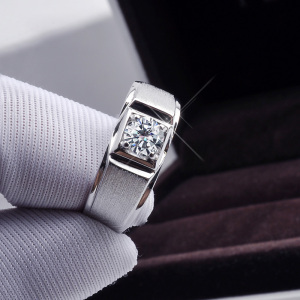 周大福正品铂金钻戒男pt950白金磨砂戒指霸气真钻1克拉男士结婚戒