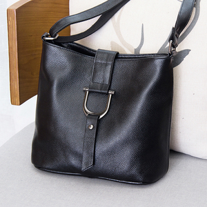 真皮水桶包女2020新款斜挎单肩包女小包女士休闲头层牛皮简约潮包