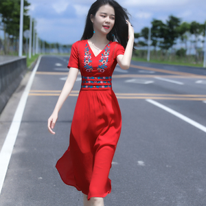 红色民族风连衣裙夏季新款旅游雪纺短袖刺绣收腰显瘦气质沙滩裙女