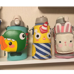 儿童水杯套保温杯杯套斜挎可爱水壶保护套带背带绳防摔通用杯具熊