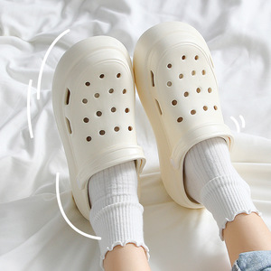 vovsandro踩屎感厚底夏季女洞洞鞋外穿增高凉鞋居家室内凉拖白色