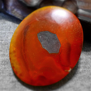 天然红缟战国红玛瑙北票战国红黄缟水晶眼聚宝盆鸡油黄牌子吊坠