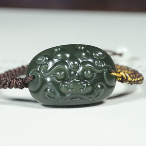 新疆和田玉青玉籽料仿古守护兽面手牌男女款苏工带皮瑞兽貔貅10克