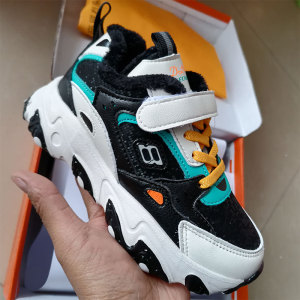 黄蜂比奇品牌童鞋冬季新款男童好看加绒中厚棉皮面轻便运动鞋男孩