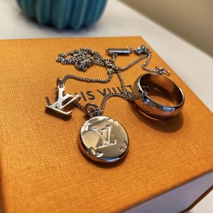 代购23新款lv路易威登戒指项链三合一锁骨男女情侣吊坠礼物