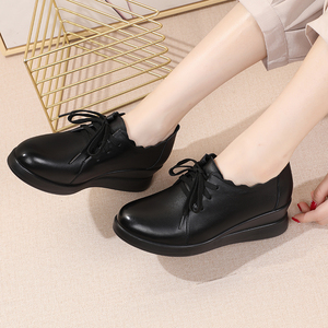 秋冬款真皮软底舒适妈妈鞋防滑坡跟系带女单鞋大码中老年休闲皮鞋