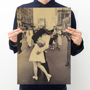 胜利之吻 复古二战摄影牛皮纸海报装饰画酒吧宿舍壁纸墙纸贴画