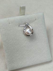 天然淡水无核馒头珍珠9.8毫米方形锆石围镶水滴型纯银吊坠
