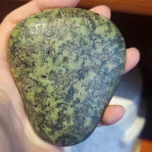 舌尖上的西藏特产西藏林芝河边藏青玉藏玉石药王石