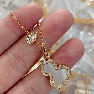 麒麟18k玫瑰金双葫芦项链女红玉髓白贝母镂空镶钻锁骨链素金吊坠