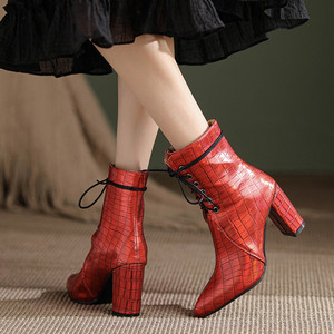 大码秋冬季女新款法式外贸黑红色粗高跟皮鞋尖头系带马丁裸短靴子