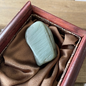 新疆和田玉沙枣青籽料直闪石原石绢丝纹原籽收藏精品玩料半石在售