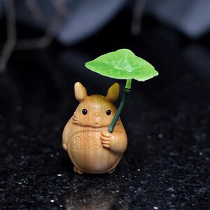 崖柏木雕可爱小龙猫撑荷叶手把件送礼物女友情人节生日桌面摆件