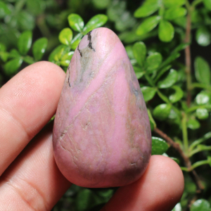 方言推荐新品珍稀名品粉红色直闪石桃花玉籽料水滴状原石玩料h