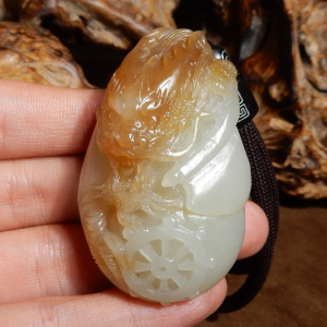 方言和田玉精品收藏级新疆且末料糖白玉俏雕龙行天下手把件挂件a