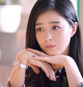 欢乐颂2蒋欣樊胜美同款新款水晶流沙碎钻时尚潮流女神女表皮腕表