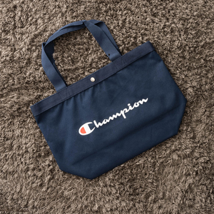 冠军挎帆布包