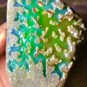 缅甸天然翡翠原石开窗色料满色红翡绿翠紫为贵帝王绿手镯精品料