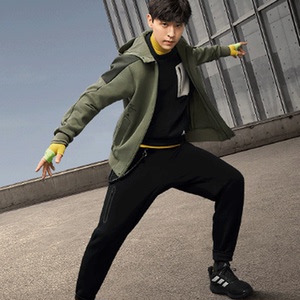 阿迪达斯外套男adidas邓伦同款防风夹克军绿色运动服休闲服gm4421