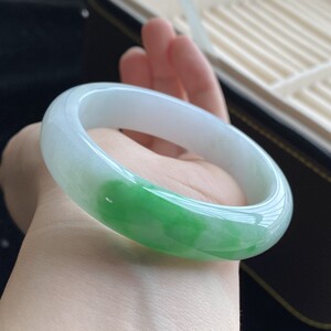 翠东南 现货 缅甸天然a货翡翠云南瑞丽54.5圈冰种辣绿美镯