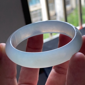 翠东南 现货 缅甸天然a货翡翠云南瑞丽52圈口冰种淡蓝底贵妃镯