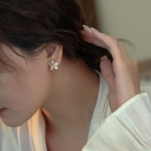 小雏菊花朵珍珠耳钉女简约小巧设计感韩国气质名媛S925纯银针耳饰