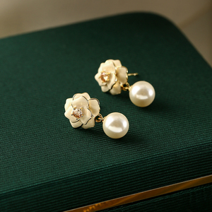 白色山茶花珍珠耳环女轻奢小众设计感高级耳钉法式气质花朵耳饰