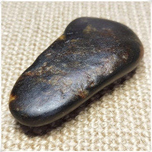 石仓保真新疆和田玉籽料原石白底黑皮石包玉手把牌子件代雕刻加工