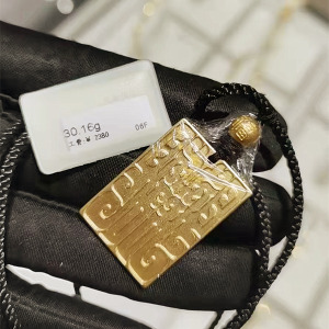 周大福折扣国内专柜代购 传承系列龙纳百福方牌黄金吊坠f209130