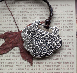 祥云东来  纯手工999足银纯银长命锁 吊坠 民族风银饰双面刻花纹