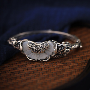 |如意芳霏| 古典美银镶玉纯银手镯女复古做旧蝴蝶古法开口银手环