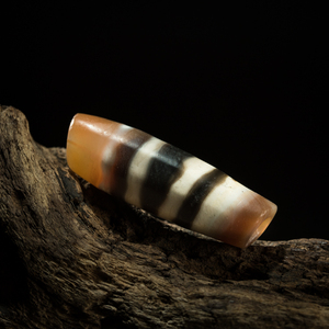 西藏老天珠馆藏级千年三黑四白药师老线珠老天珠吊坠九眼页岩吊坠